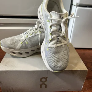 Size 11- On Cloudeclipse White Sand